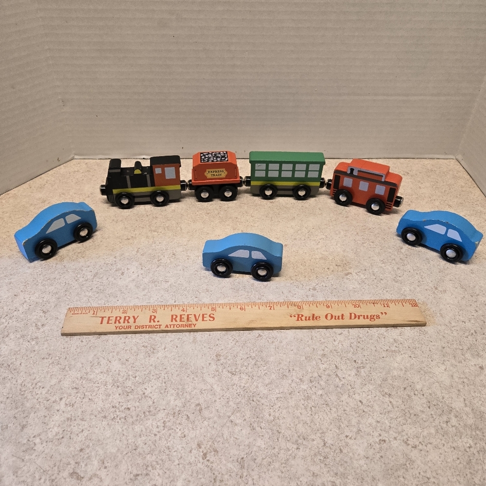Melissa & Doug Wooden Train Set Magnetic With Cars